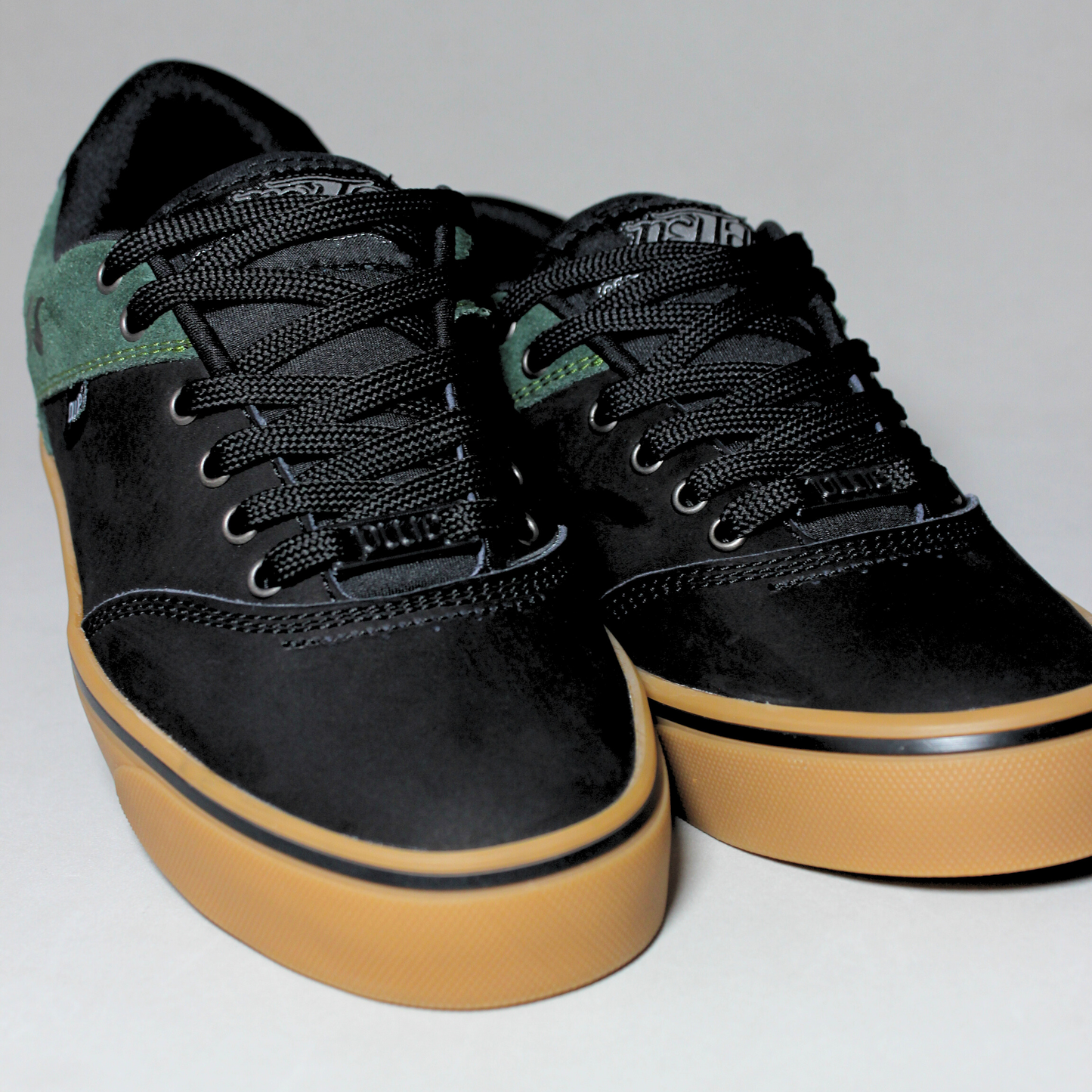Ollie Delta Negros por verde